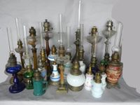 Ensemble de 25 lampes à pétroles futs porcelaine, verre, lai…