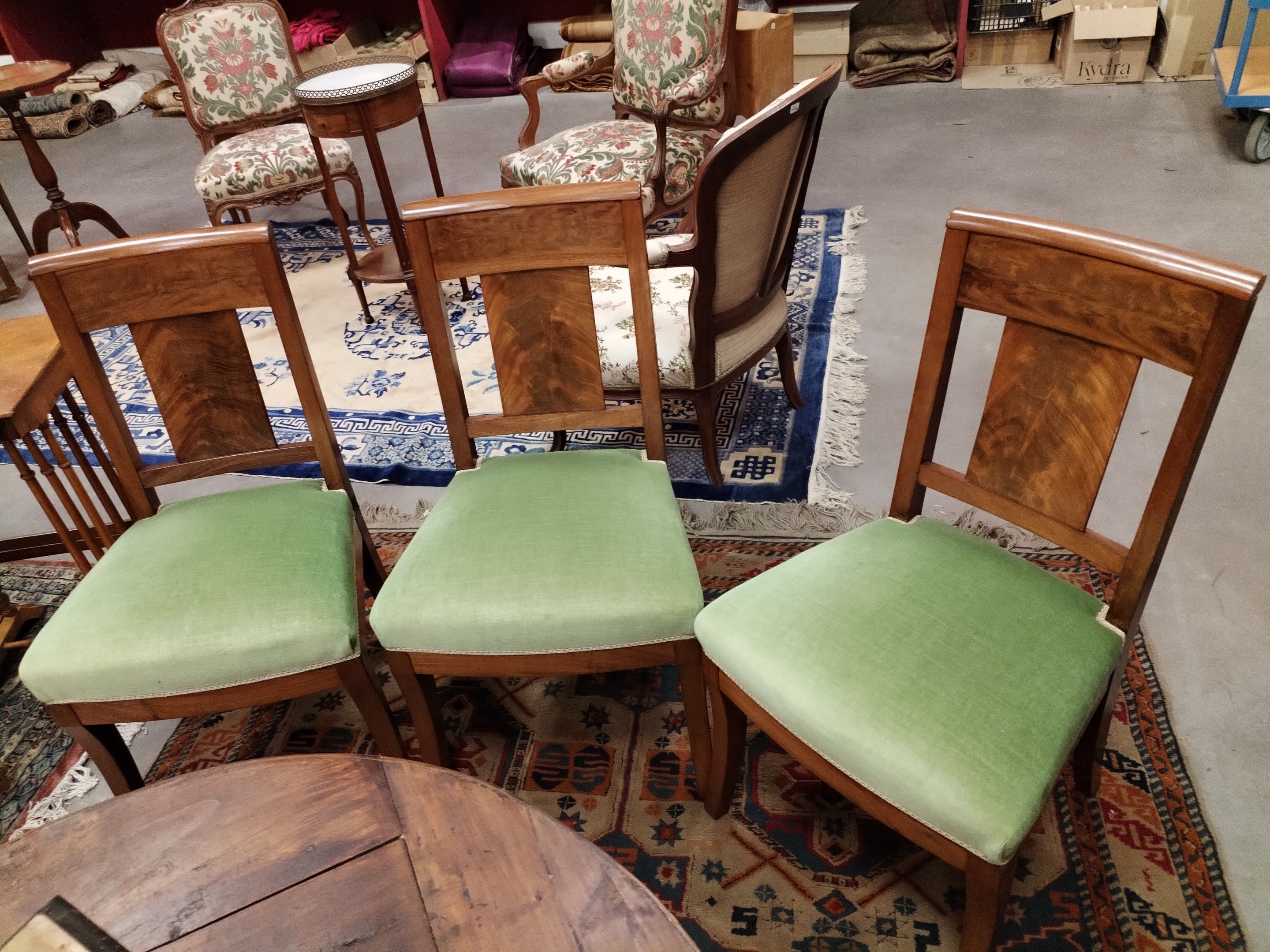 Suite de 3 chaises en acajou et placage d'acajou.