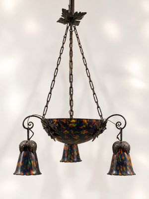 une image représentant un lustre auquel sont suspendues trois clochettes