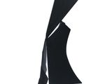 sculpture en métal noir représentant un homme en costume-cravate, posée sur un socle