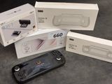 trois manettes Nintendo Wii posées les unes à côté des autres sur une table