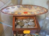 une petite boîte en bois contenant des pièces de monnaie