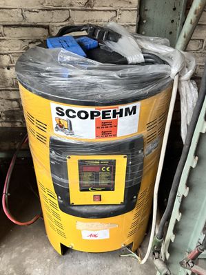 une photo d'un chauffe-eau jaune et noir dans un garage