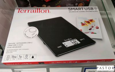 une balance électronique noire exposée dans un magasin