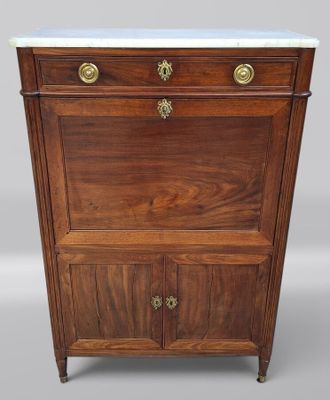 une armoire ancienne en bois, avec un plateau en marbre et des poignées en laiton