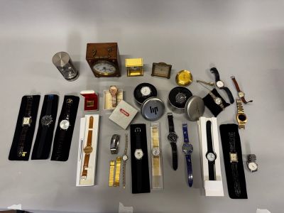 de nombreux modèles de montres, exposés sur une table