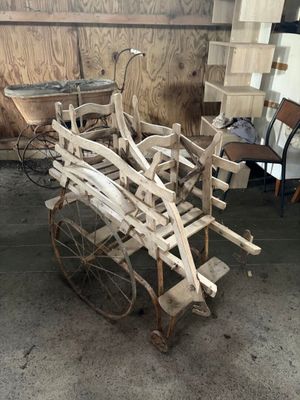 une pile de chaises en bois posées dans une pièce
