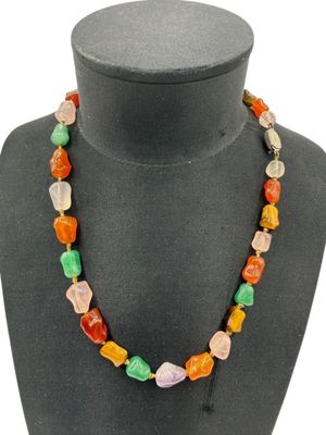 gros plan d'un collier sur un mannequin mannequin