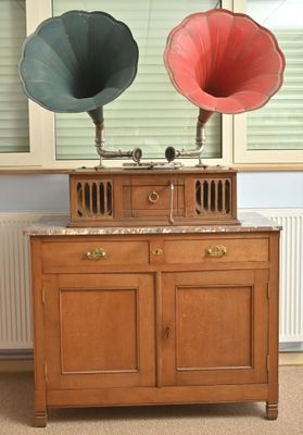 deux vieux phonons posés sur un meuble en bois