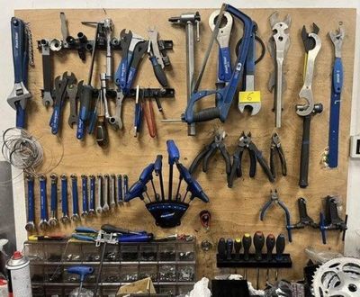 de nombreux outils accrochés au mur du garage