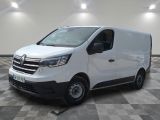 la camionnette blanche est garée sur un sol carrelé en damier