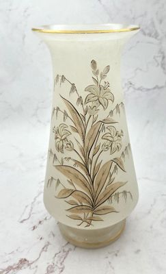 un vase blanc orné d'un motif floral