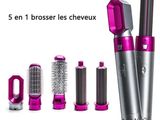 Le sèche-cheveux est équipé de cinq types différents de brosses et de peignes