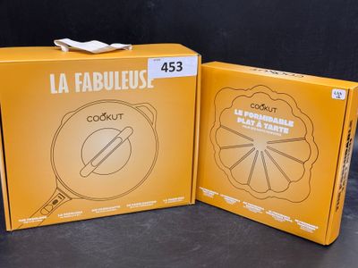 deux boîtes de nourriture posées l'une à côté de l'autre sur une table