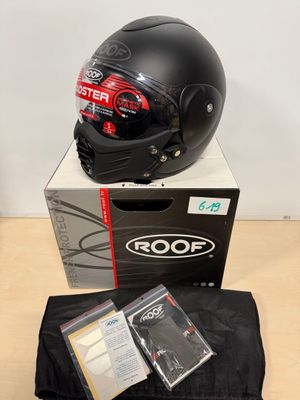 le casque est posé sur le dessus de la boîte sur la table