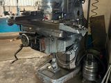 une machine qui se trouve dans un garage