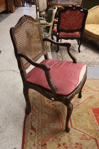 Fauteuil à la reine d’époque Régence assise et dossier cannés. Ma...
