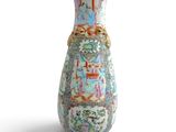 un vase posé sur une surface blanche