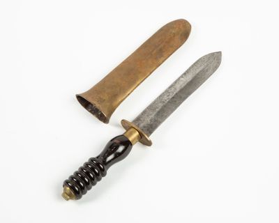une paire de couteaux anciens sur fond blanc, avec un manche en bois
