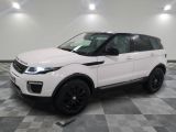 Le Range Rover blanc est garé sur un sol en carrelage à damier.