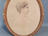 une vieille photo d'une femme portant un turban, dans un cadre doré