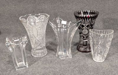 un grand nombre de vases en verre posés sur une table