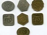 six types de pièces différents posés sur une surface blanche