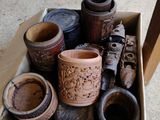 une boîte en carton remplie de vases de différents types