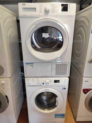 plusieurs lave-linge et sèche-linge sont empilés les uns sur les autres