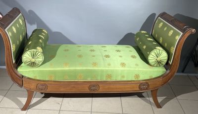 un canapé vert posé sur un sol carrelé