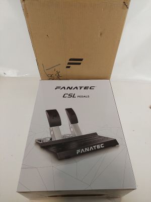 La boîte est ouverte pour montrer le contenu d'un routeur Fanatec.