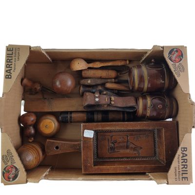 une boîte en carton contenant tout un tas d'outils en bois