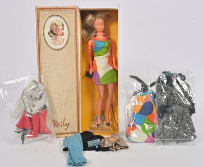 une poupée Barbie dans une boîte contenant d'autres objets