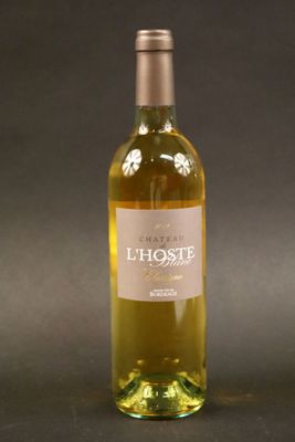 une bouteille de vin posée sur une table
