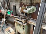 une machine qui se trouve dans une pièce où il y a beaucoup d'outils