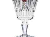 verre à vin en cristal orné d'une rose rouge sur le pied