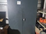 une armoire métallique au milieu d'une pièce remplie de cartons