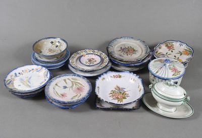 un grand nombre d'assiettes et de tasses posées sur une table