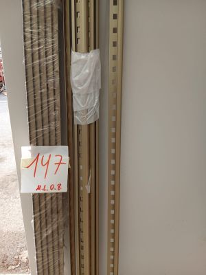 une photo d'une porte en cours d'installation dans un magasin