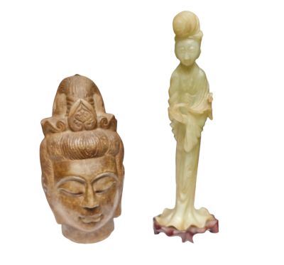 deux figurines assises l'une à côté de l'autre