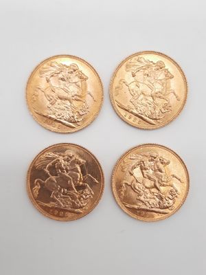 quatre souverains d'or posés sur une surface blanche, sur fond blanc