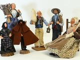 cinq figurines représentant des personnes vêtues de costumes traditionnels