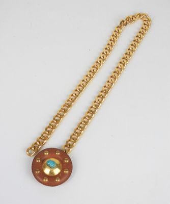 une photo d'un collier en or orné d'une pierre turquoise