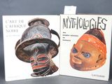 deux livres posés sur une table, avec la photo d'un bébé portant un casque