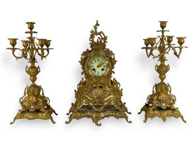 Garniture de cheminée en régule doré à décor de coquilles, d…