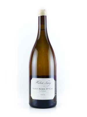 gros plan d'une bouteille de vin sur fond blanc