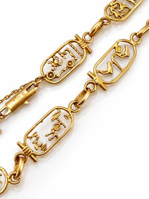 une image représentant un bracelet en or muni d'une chaîne sur laquelle figurent les portraits d'un homme et d'une femme