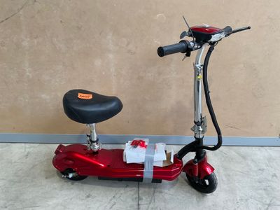 un scooter rouge avec une selle rouge et un guidon noir