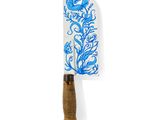 un couteau orné d'un motif bleu sur un fond blanc