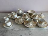 de nombreuses tasses et soucoupes posées sur une table en marbre